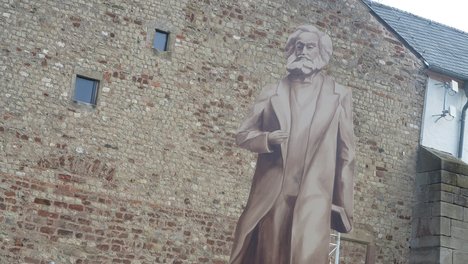 Dummy der Karl-Marx-Statue auf dem Simeonstiftplatz (Foto Mateusz Buraczyk) Dummy der Karl-Marx-Statue auf dem Simeonstiftplatz (Foto Mateusz Buraczyk)