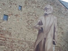 Dummy der Karl-Marx-Statue auf dem Simeonstiftplatz (Foto Mateusz Buraczyk) Dummy der Karl-Marx-Statue auf dem Simeonstiftplatz (Foto Mateusz Buraczyk)
