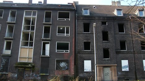 Leerstehende Wohnhäuser (By Mikosch (Own work) [CC BY-SA 3.0], via Wikimedia Commons)