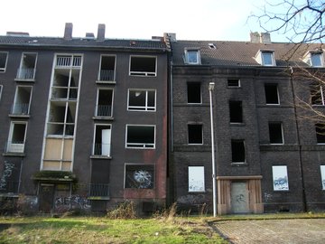 Leerstehende Wohnhäuser (By Mikosch (Own work) [CC BY-SA 3.0], via Wikimedia Commons)