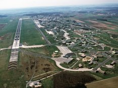 Flugplatz Bitburg 1988 (By Camera Operator: Sgt. Paul Tubridy, USAF [Public domain], via Wikimedia Commons)