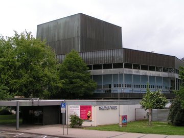Theater Trier  (By Stefan Kühn (Own work) [GFDL, CC-BY-SA-3.0 or CC BY-SA 2.5-2.0-1.0], via Wikimedia Commons)